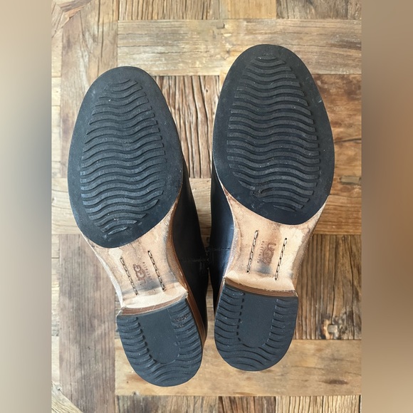 UGG women’s black leather zip boots - Picture 3 of 10